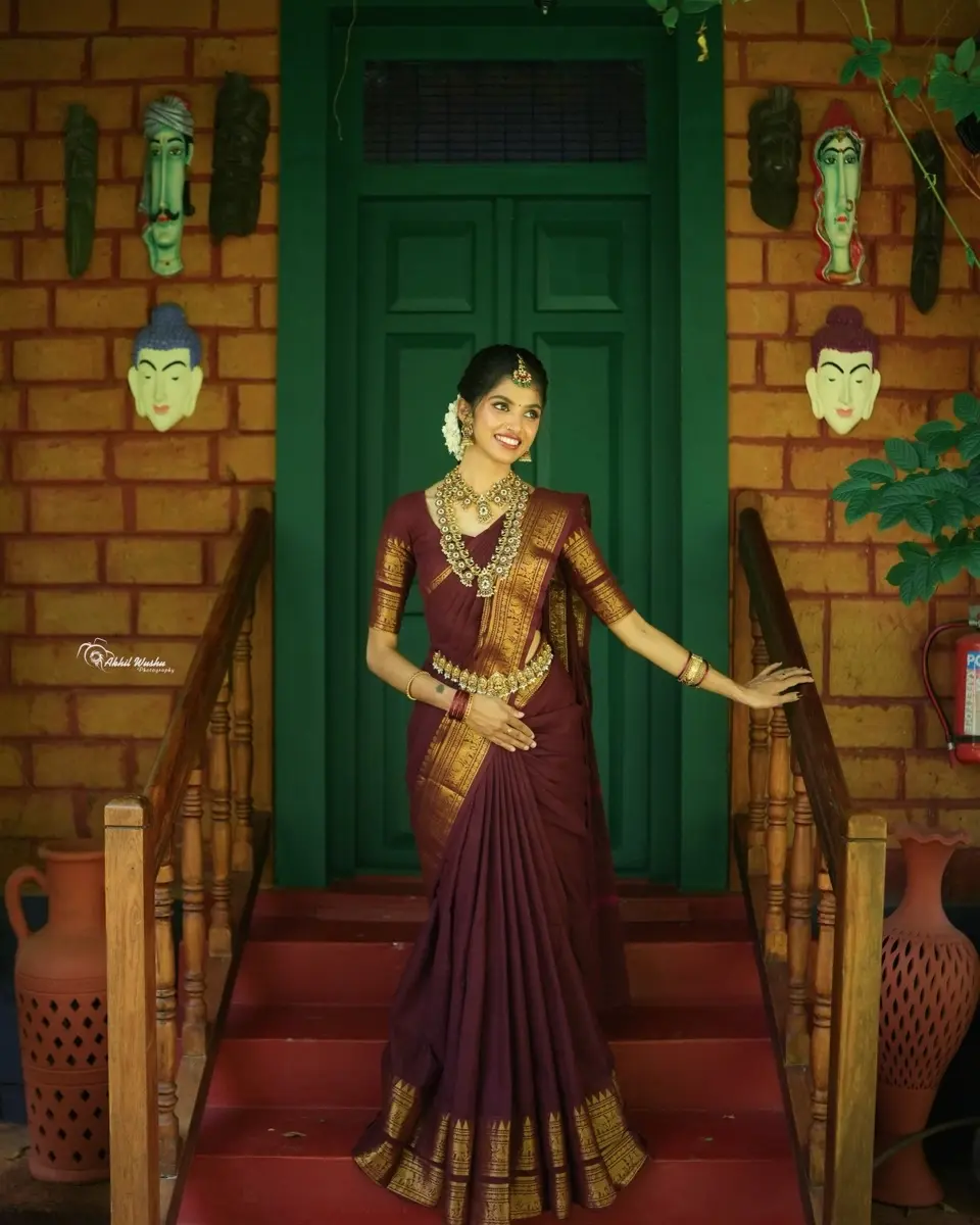 Bridal saree draping by Jinu in Guruvayur